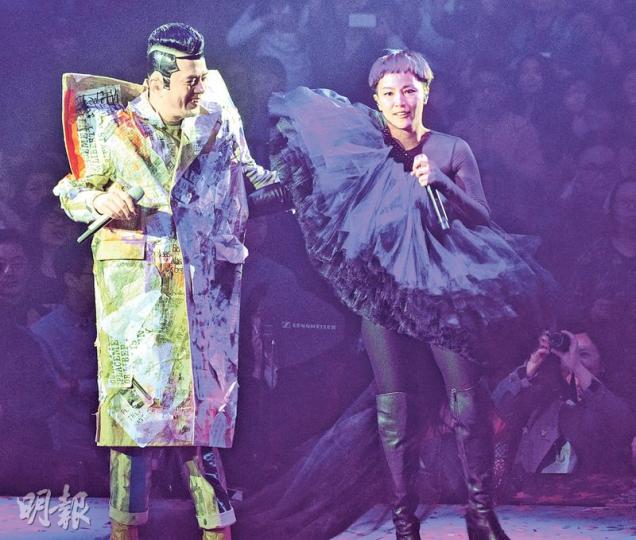 何韻詩擔任表演嘉賓,全黑打扮有如黑天鵝,與明哥合唱兩首歌。(攝影:梁迺楠)阿達與明哥換上全白色型格西裝加上星星眼妝,直言是模仿大衛寶兒70年代的造型。(攝影:梁迺楠)30名舞蹈員戴上特首選舉候選人曾俊華、林鄭月娥及胡國興的面具在台上為達明伴舞。(攝影:梁迺楠)阿達唱出《排名不分先後左右忠奸》時,台上熒幕亮出「頌昕硬闖」的歌詞。(攝影:梁迺楠) 何韻詩擔任表演嘉賓,全黑打扮有如黑天鵝,與明哥合唱兩首歌。(攝影:梁迺楠)阿達與明哥換上全白色型格西裝加上星星眼妝,直言是模仿大衛寶兒70年代的造型。(攝影:梁迺楠)30名舞蹈員戴上特首選舉候選人曾俊華、林鄭月娥及胡國興的面具在台上為達明伴舞。(攝影:梁迺楠)阿達唱出《排名不分先後左右忠奸》時,台上熒幕亮出「頌昕硬闖」的歌詞。(攝影:梁迺楠)