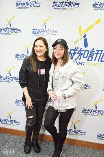 為電台節目任客席主持的衛詩(右)昨日訪問家姐衛蘭(左)。(攝影鎅O者﹕鍾一虹) 為電台節目任客席主持的衛詩(右)昨日訪問家姐衛蘭(左)。(攝影鎅O者﹕鍾一虹)