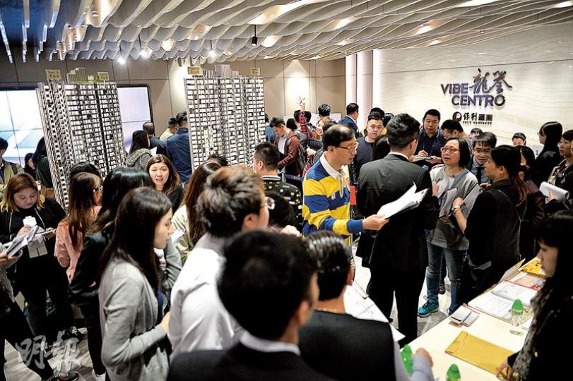作為保利置業攻港頭炮的啟德龍譽,昨日推售的188伙,即日售逾140伙,發展商最快會於今日加推。(蘇智鑫攝) 作為保利置業攻港頭炮的啟德龍譽,昨日推售的188伙,即日售逾140伙,發展商最快會於今日加推。(蘇智鑫攝)