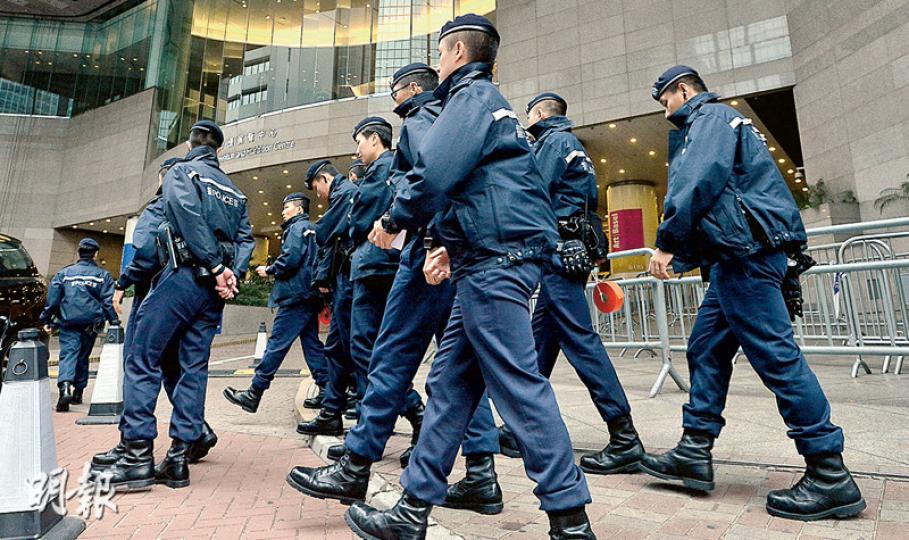 特首選舉今早在會展舉行,民陣及部分建制團體分別在會展附近舉行遊行及集會,警方將派出逾千警力於會展內外戒備。記者昨到場觀察,見會展港灣道入口外已架設多重鐵馬,不時有警員巡邏。(楊柏賢攝)特首候選人胡國興(中)昨日到訪中環閣麟街及威靈頓街唐樓古蹟,他表示會以平常心看待選舉,希望選委憑良心投票。(蘇智鑫攝) 特首選舉今早在會展舉行,民陣及部分建制團體分別在會展附近舉行遊行及集會,警方將派出逾千警力於會展內外戒備。記者昨到場觀察,見會展港灣道入口外已架設多重鐵馬,不時有警員巡邏。(楊柏賢攝)特首候選人胡國興(中)昨日到訪中環閣麟街及威靈頓街唐樓古蹟,他表示會以平常心看待選舉,希望選委憑良心投票。(蘇智鑫攝)