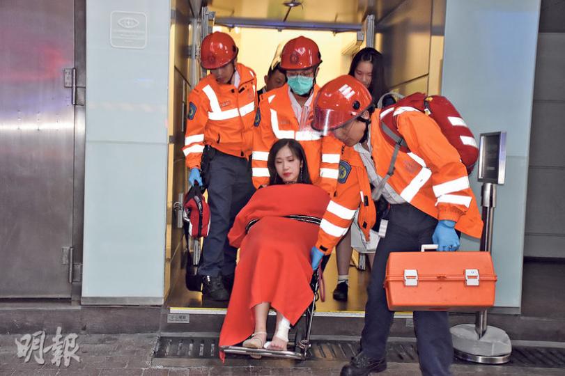 扶手電梯事故造成18人受傷,部分人手腳受傷,經救護員包紮後,分別送往附近兩間醫院治理。(鍾炳然攝) 扶手電梯事故造成18人受傷,部分人手腳受傷,經救護員包紮後,分別送往附近兩間醫院治理。(鍾炳然攝)