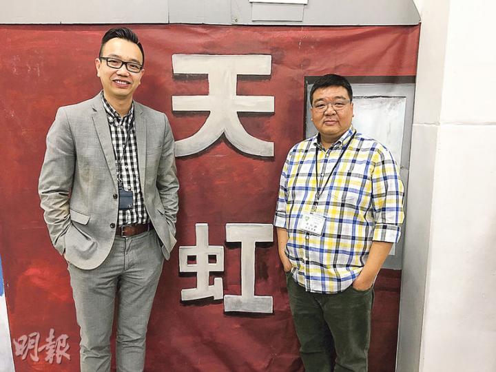 浸信會天虹小學家長理事李圳雄(右)育有一子一女,他不忍幼女承受學業壓力導致脫髮,去年9月安排其轉讀天虹小學三年級。李說女兒讀小一及小二時有脫髮迹象,愈臨近考試愈多,臉上更出現紅斑,經中醫診斷為壓力過大引致。他慶幸女兒轉校後沒再脫髮,「她頭頂因脫髮留下小洞(指禿了小塊),至今仍未回復原貌」。圖左為浸信會天虹小學校長朱子穎。(許芳文攝)賽馬會創新教育工作室成員馮安妮(圖)重視愉快學習,認為改善教育風氣可由家庭層面着手,鼓勵家長與子女加強溝通。馮的女兒現於浸信會天虹小學讀二年班,她稱當初選校時並非追求 浸信會天虹小學家長理事李圳雄(右)育有一子一女,他不忍幼女承受學業壓力導致脫髮,去年9月安排其轉讀天虹小學三年級。李說女兒讀小一及小二時有脫髮迹象,愈臨近考試愈多,臉上更出現紅斑,經中醫診斷為壓力過大引致。他慶幸女兒轉校後沒再脫髮,「她頭頂因脫髮留下小洞(指禿了小塊),至今仍未回復原貌」。圖左為浸信會天虹小學校長朱子穎。(許芳文攝)賽馬會創新教育工作室成員馮安妮(圖)重視愉快學習,認為改善教育風氣可由家庭層面着手,鼓勵家長與子女加強溝通。馮的女兒現於浸信會天虹小學讀二年班,她稱當初選校時並非追求