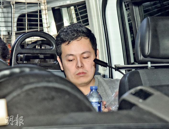 男子(圖)駕白色寶馬報稱為趕往見女友而超速,警方將他拘捕帶署。(蔡方山攝) 男子(圖)駕白色寶馬報稱為趕往見女友而超速,警方將他拘捕帶署。(蔡方山攝)