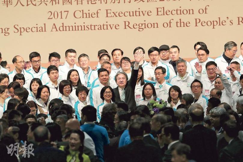 曾俊華(圖中央揮手者)昨於落選後與團隊見傳媒,並向在場支持者揮手,對於會否參選立法會或下屆特首,他笑言:「我未諗過,不過我唔想做Regina 2.0」。(李紹昌攝) 曾俊華(圖中央揮手者)昨於落選後與團隊見傳媒,並向在場支持者揮手,對於會否參選立法會或下屆特首,他笑言:「我未諗過,不過我唔想做Regina 2.0」。(李紹昌攝)
