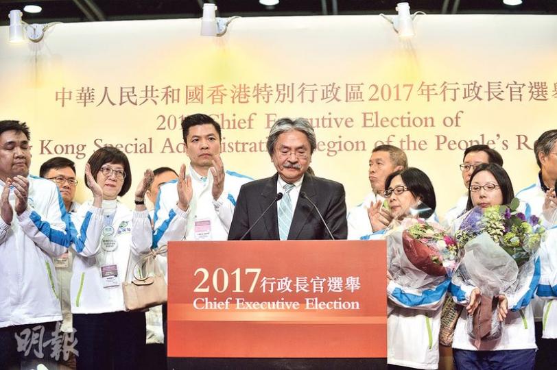 曾俊華(中)昨日落選後在台上發言,其妻曾黃蓮華(前排右二)、兒子曾雕龍(前排左三)及女兒曾文心(前排右一)陪伴在側,他發言最後以「我始終相信大家、相信香港」作結,台上的競選團隊報以掌聲近半分鐘。(馮凱鍵攝)前財政司長政治助理、曾俊華競選團隊成員羅永聰,昨在曾俊華發言時一度眼泛淚光。在早前的特首選舉論壇中,羅永聰曾被候任特首林鄭月娥公開「挖角」,他昨離開會場時稱,昨日的去向是回家及吃飯,工作上則「暫時未有計劃」。(曾憲宗攝)曾是候任特首林鄭月娥「愛將」的前發展局長麥齊光,在今次特首選舉支持曾俊華。 曾俊華(中)昨日落選後在台上發言,其妻曾黃蓮華(前排右二)、兒子曾雕龍(前排左三)及女兒曾文心(前排右一)陪伴在側,他發言最後以「我始終相信大家、相信香港」作結,台上的競選團隊報以掌聲近半分鐘。(馮凱鍵攝)前財政司長政治助理、曾俊華競選團隊成員羅永聰,昨在曾俊華發言時一度眼泛淚光。在早前的特首選舉論壇中,羅永聰曾被候任特首林鄭月娥公開「挖角」,他昨離開會場時稱,昨日的去向是回家及吃飯,工作上則「暫時未有計劃」。(曾憲宗攝)曾是候任特首林鄭月娥「愛將」的前發展局長麥齊光,在今次特首選舉支持曾俊華。