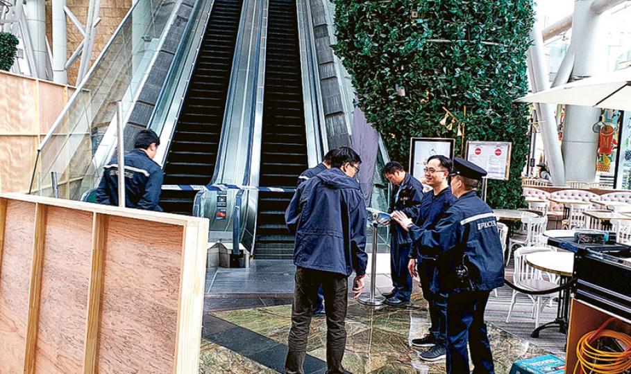 朗豪坊發生意外的扶手電梯昨仍封閉,由機電署、警方及承辦商調查。(衛永康攝) 朗豪坊發生意外的扶手電梯昨仍封閉,由機電署、警方及承辦商調查。(衛永康攝)