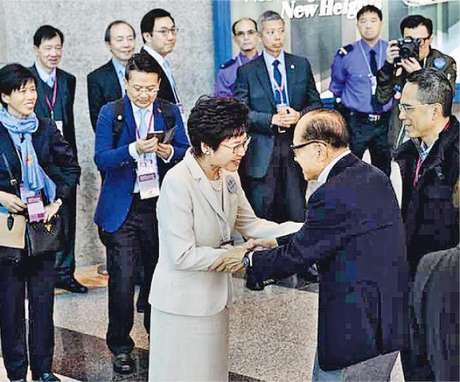 長和系主席李嘉誠(前排右二)昨與長子李澤鉅(前排右一)到投票會場時,逐一與3名候選人握手,包括林鄭月娥(中)。(馮凱鍵攝)恒基地產主席李兆基(右二)和兩名兒子李家誠(右一)、李家傑昨一同抵達會展,李兆基形容林太是「眾望所歸」。圖為李氏父子昨與林鄭月娥競選辦主席團成員夏佳里握手。(馮凱鍵攝) 長和系主席李嘉誠(前排右二)昨與長子李澤鉅(前排右一)到投票會場時,逐一與3名候選人握手,包括林鄭月娥(中)。(馮凱鍵攝)恒基地產主席李兆基(右二)和兩名兒子李家誠(右一)、李家傑昨一同抵達會展,李兆基形容林太是「眾望所歸」。圖為李氏父子昨與林鄭月娥競選辦主席團成員夏佳里握手。(馮凱鍵攝)