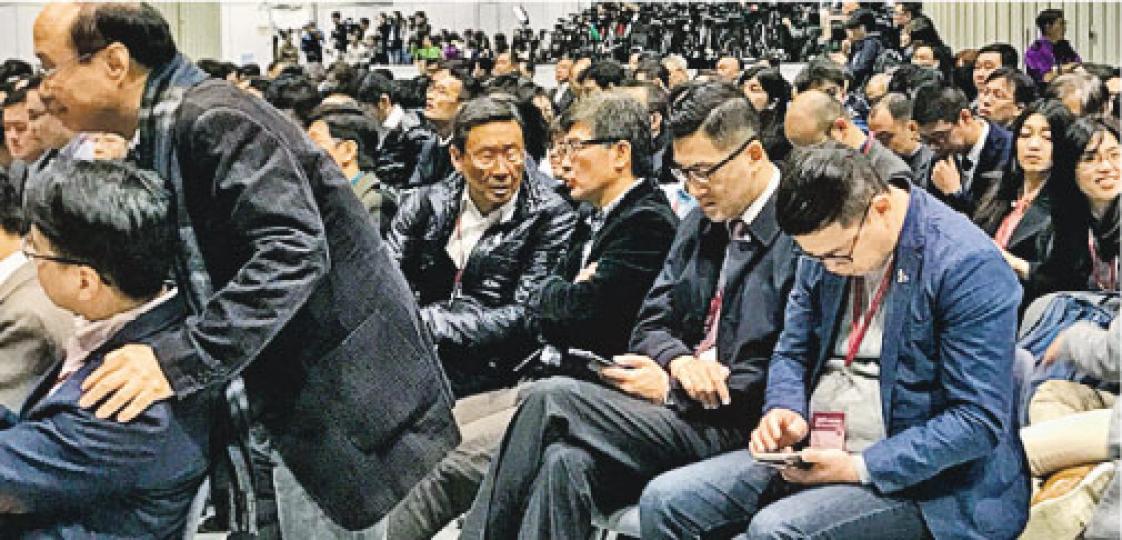 大批選委噚日喺會展5樓等待開票結果,Emily發現九倉首席顧問、全國政協常委吳光正(右四)坐喺一班民主派選委中間,仲同身邊嘅民主黨單仲偕(右三)有講有笑。(渠贇攝) 大批選委噚日喺會展5樓等待開票結果,Emily發現九倉首席顧問、全國政協常委吳光正(右四)坐喺一班民主派選委中間,仲同身邊嘅民主黨單仲偕(右三)有講有笑。(渠贇攝)
