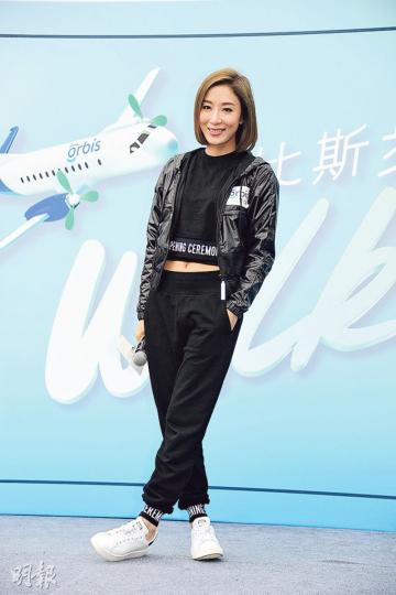 楊怡懶理天氣寒冷,以露臍運動服上陣出席慈善步行活動。(攝影鎅O者:陳釗) 楊怡懶理天氣寒冷,以露臍運動服上陣出席慈善步行活動。(攝影鎅O者:陳釗)