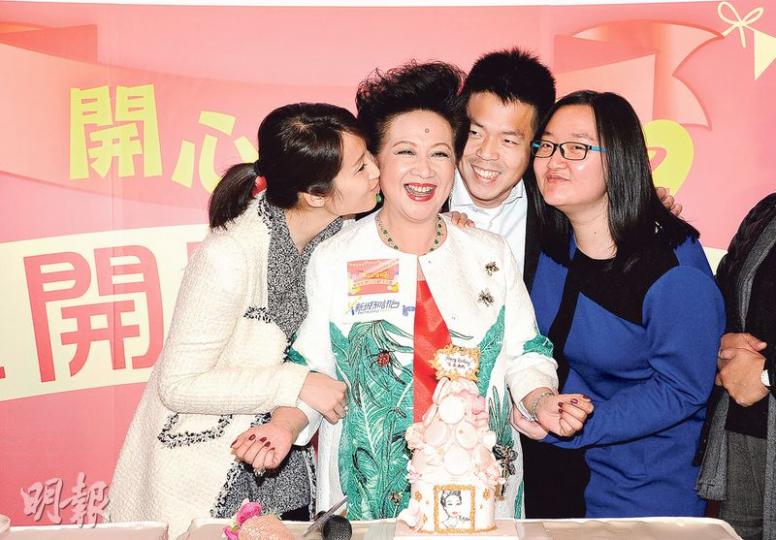薛家燕生日獲3個寶貝仔女送吻,甜入心。(攝影/記者:鍾偉茵) 薛家燕生日獲3個寶貝仔女送吻,甜入心。(攝影/記者:鍾偉茵)