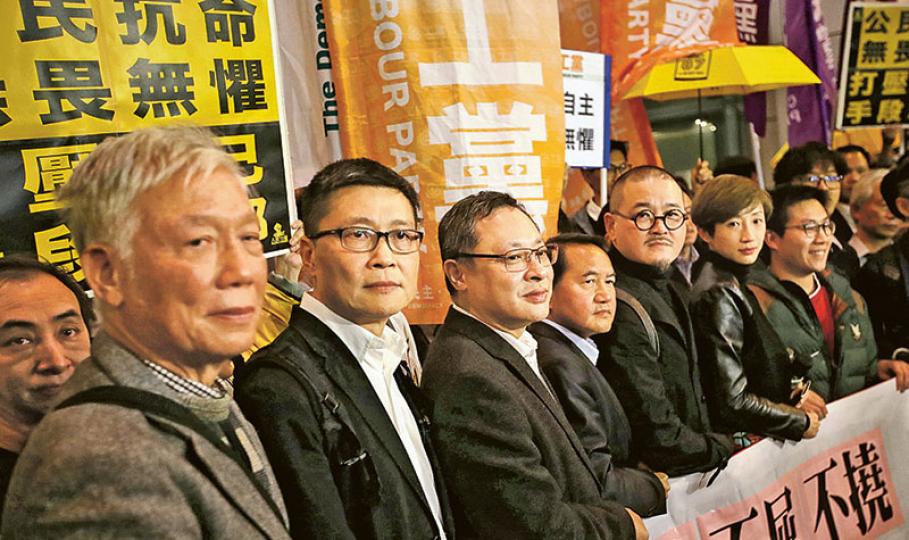 警方昨日通知9名參加2014年佔領行動的人物作預約拘捕及起訴。當中包括佔中三子朱耀明(左起)、陳健民和戴耀廷,民主黨李永達、立法會議員邵家臻和陳淑莊、社民連黃浩銘,以及學聯前代表張秀賢和鍾耀華。9人昨晚一同到灣仔警察總部報到,其間手持「雨傘運動不屈不撓 公民抗命無畏無懼」標語,大批支持者到場聲援。(曾憲宗攝) 警方昨日通知9名參加2014年佔領行動的人物作預約拘捕及起訴。當中包括佔中三子朱耀明(左起)、陳健民和戴耀廷,民主黨李永達、立法會議員邵家臻和陳淑莊、社民連黃浩銘,以及學聯前代表張秀賢和鍾耀華。9人昨晚一同到灣仔警察總部報到,其間手持「雨傘運動不屈不撓 公民抗命無畏無懼」標語,大批支持者到場聲援。(曾憲宗攝)