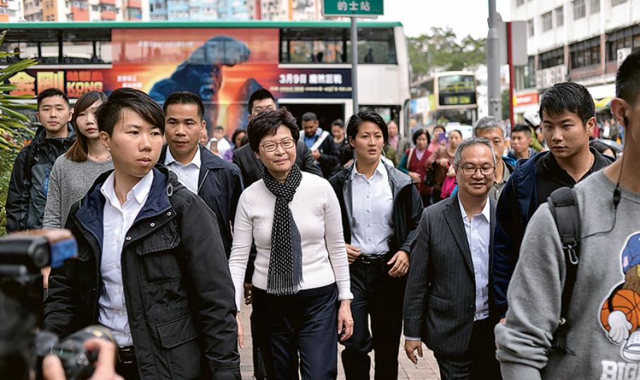 作為香港首名女特首,林鄭月娥昨落區時獲安排兩名要員保護組(G4)女將(前左一、右四)貼身保護,多名便衣警員(右一)以及新聞秘書庾志偉(右三)亦有隨行。在警員「品」字形陣勢保護下,林太展開快閃式落區見市民活動。(馮凱鍵攝)候任特首林鄭月娥(戴頸巾者)昨到觀塘落區時,偶遇9歲小四女童,詢問對方是否要考TSA。林太選前政綱有列明擱置小三TSA或BCA,但無承諾取消。(馮凱鍵攝)候任特首林鄭月娥(右)昨到立法會與主席梁君彥(左)會面約半小時,梁君彥希望各議員「給予林太和新班子一些耐性和時間」。(馮凱鍵攝 作為香港首名女特首,林鄭月娥昨落區時獲安排兩名要員保護組(G4)女將(前左一、右四)貼身保護,多名便衣警員(右一)以及新聞秘書庾志偉(右三)亦有隨行。在警員「品」字形陣勢保護下,林太展開快閃式落區見市民活動。(馮凱鍵攝)候任特首林鄭月娥(戴頸巾者)昨到觀塘落區時,偶遇9歲小四女童,詢問對方是否要考TSA。林太選前政綱有列明擱置小三TSA或BCA,但無承諾取消。(馮凱鍵攝)候任特首林鄭月娥(右)昨到立法會與主席梁君彥(左)會面約半小時,梁君彥希望各議員「給予林太和新班子一些耐性和時間」。(馮凱鍵攝