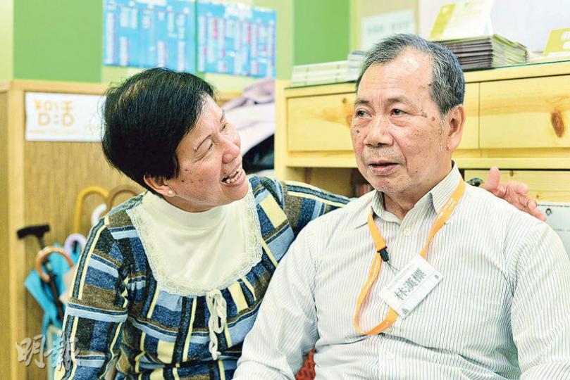 65歲的標嫂(左)每天照顧患認知障礙的丈夫(右),知道身邊所愛不時忘記自己,難免感難過,但仍會努力面對,最希望能為丈夫找到最適合的認知障礙中心,接受治療。(楊柏賢攝) 65歲的標嫂(左)每天照顧患認知障礙的丈夫(右),知道身邊所愛不時忘記自己,難免感難過,但仍會努力面對,最希望能為丈夫找到最適合的認知障礙中心,接受治療。(楊柏賢攝)