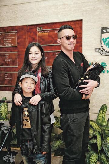 張繼聰昨日帶同兒子張瞻接老婆謝安琪與囡囡出院,阿聰更公開講愛的宣言,一家四口幸福滿瀉。(攝影﹕劉永銳)化上淡妝的謝安琪精神狀態不錯,被問到傷口是否仍痛?她說﹕「不痛,OK,無問題,多謝大家!」(攝影﹕劉永銳)謝安琪抱着囡囡張靖,囝囝張瞻上前輕撫妹妹的臉頰。(攝影﹕劉永銳) 張繼聰昨日帶同兒子張瞻接老婆謝安琪與囡囡出院,阿聰更公開講愛的宣言,一家四口幸福滿瀉。(攝影﹕劉永銳)化上淡妝的謝安琪精神狀態不錯,被問到傷口是否仍痛?她說﹕「不痛,OK,無問題,多謝大家!」(攝影﹕劉永銳)謝安琪抱着囡囡張靖,囝囝張瞻上前輕撫妹妹的臉頰。(攝影﹕劉永銳)