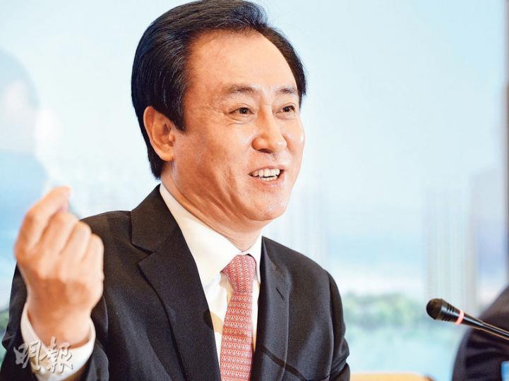 恒大主席許家印(圖)表示,內地市場還是比較好,沒有要走出去的想法,未來幾年都沒有計劃。(劉焌陶攝) 恒大主席許家印(圖)表示,內地市場還是比較好,沒有要走出去的想法,未來幾年都沒有計劃。(劉焌陶攝)