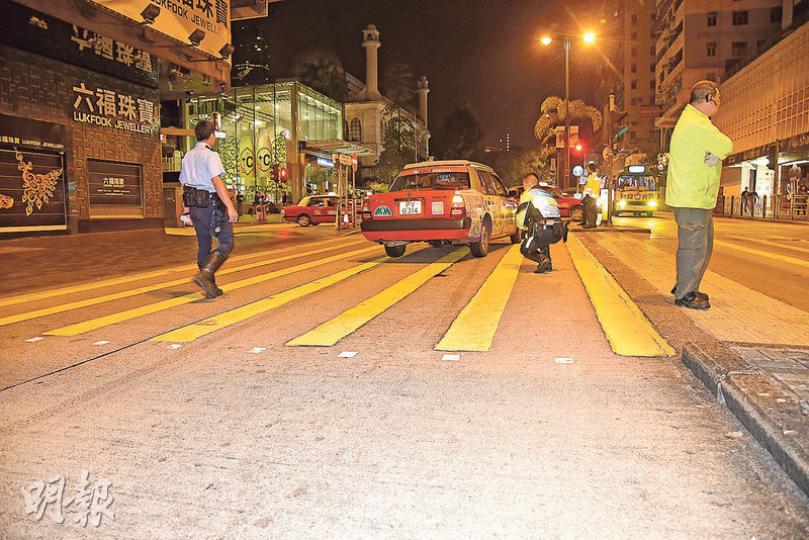奪命車禍中,男事主從圖右方斜跑橫過彌敦道追巴士,遭駛至的士猛撞,彈飛約10米外重傷昏迷。事後警員封鎖路面調查,其間測量的士煞車胎痕,以計算車速。(蔡方山攝)肇事的士司機涉嫌「危險駕駛引致他人死亡」罪名,被捕帶署扣查。(蔡方山攝) 奪命車禍中,男事主從圖右方斜跑橫過彌敦道追巴士,遭駛至的士猛撞,彈飛約10米外重傷昏迷。事後警員封鎖路面調查,其間測量的士煞車胎痕,以計算車速。(蔡方山攝)肇事的士司機涉嫌「危險駕駛引致他人死亡」罪名,被捕帶署扣查。(蔡方山攝)
