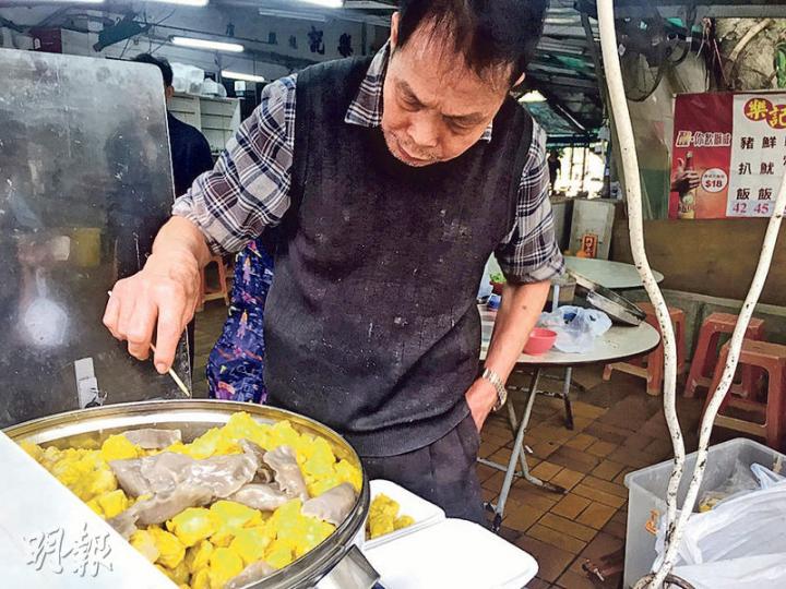 大埔廣福邨冬菇亭經營咗30幾年嘅車仔檔,今日結業,好多街坊唔捨得檔主王伯(上圖)親手整嘅粉果同燒賣。車仔檔噚日排咗長長人龍,王太(下圖白帽者)做到無停手。(劉嘉裕、楊柏賢攝) 大埔廣福邨冬菇亭經營咗30幾年嘅車仔檔,今日結業,好多街坊唔捨得檔主王伯(上圖)親手整嘅粉果同燒賣。車仔檔噚日排咗長長人龍,王太(下圖白帽者)做到無停手。(劉嘉裕、楊柏賢攝)