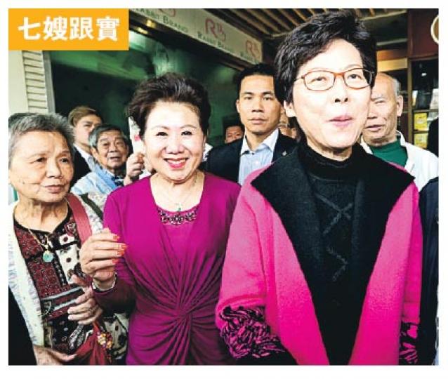 林鄭月娥(右)噚日去茶餐廳食早餐,人稱「七嫂」嘅老闆娘馬麗媚(左二)全程陪伴。(李紹昌攝) 林鄭月娥(右)噚日去茶餐廳食早餐,人稱「七嫂」嘅老闆娘馬麗媚(左二)全程陪伴。(李紹昌攝)