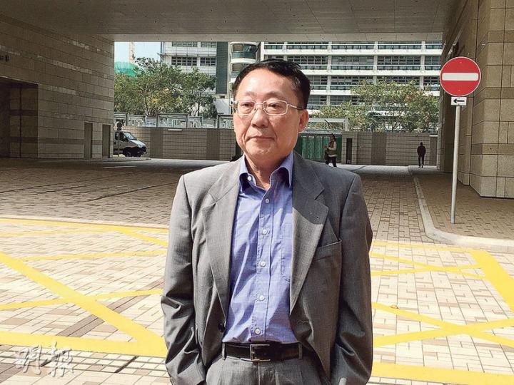 巴士模型店主李仲華昨於庭外稱,網上有許多類似抽獎,今次事件相信能令大眾更小心。(黃文雋攝) 巴士模型店主李仲華昨於庭外稱,網上有許多類似抽獎,今次事件相信能令大眾更小心。(黃文雋攝)