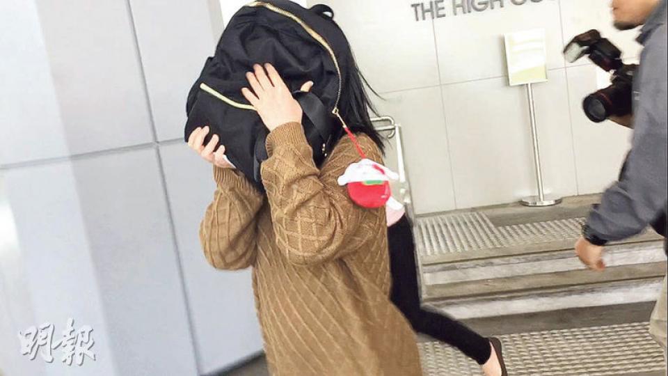 主婦梁笑芳涉在案發當日因不滿兩個多月大的兒子哭鬧,搖晃及掌摑兒子。(凌沛恩攝) 主婦梁笑芳涉在案發當日因不滿兩個多月大的兒子哭鬧,搖晃及掌摑兒子。(凌沛恩攝)