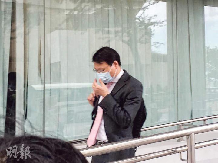 被告叶鋒涉兩度經電話和電郵向客戶額外索取「獎勵」,並稱是行內慣常做法,他早前否認兩項索取利益罪。(曾駿豪攝) 被告叶鋒涉兩度經電話和電郵向客戶額外索取「獎勵」,並稱是行內慣常做法,他早前否認兩項索取利益罪。(曾駿豪攝)