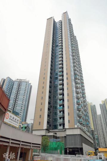 本報翻查資料,發現啟德1號(II)第三座共310個單位已全數售出,當中60個單位由30組買家以「一客多買」形式購入,各購入兩伙,而且全部以首置客身分買入,毋須繳付「辣招稅」。(明報記者攝) 本報翻查資料,發現啟德1號(II)第三座共310個單位已全數售出,當中60個單位由30組買家以「一客多買」形式購入,各購入兩伙,而且全部以首置客身分買入,毋須繳付「辣招稅」。(明報記者攝)
