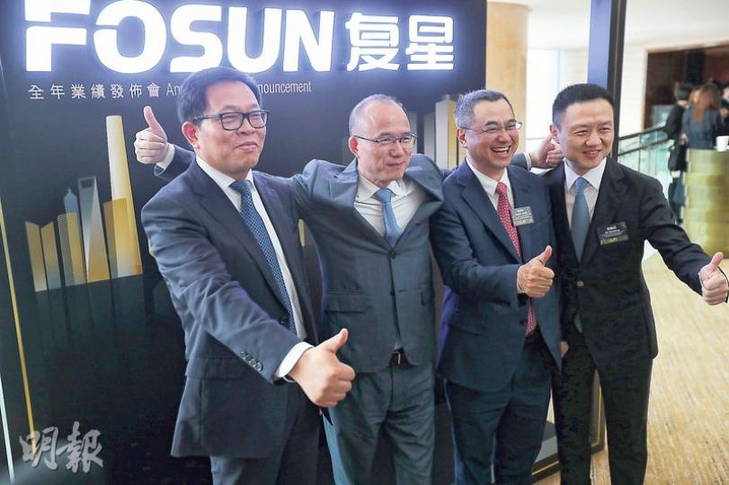 對於集團創始人及行政總裁梁信軍請辭,董事長郭廣昌(左二)形容企業如球隊,有老球員休息,也會有新球員加入。圖為高級副總裁錢建農(左一)、張厚林(左三)及新任聯席總裁徐曉亮(左四)。(李紹昌攝) 對於集團創始人及行政總裁梁信軍請辭,董事長郭廣昌(左二)形容企業如球隊,有老球員休息,也會有新球員加入。圖為高級副總裁錢建農(左一)、張厚林(左三)及新任聯席總裁徐曉亮(左四)。(李紹昌攝)