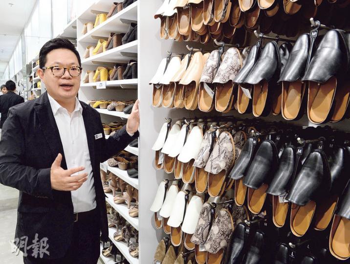 GU香港店舖營運部經理林曉恩(圖)話,如果唔識襯衫,可以請教店內嘅Osharista(時尚顧問),家GU香港有約200位員工,10%為Osharista。(劉焌陶攝)為慶祝進軍香港,GU特登設計咗一系列香港已故武打巨星李小龍嘅Tee,售價79蚊,上海同台灣分店都會有售,日本分店就未有喇。(劉焌陶攝) GU香港店舖營運部經理林曉恩(圖)話,如果唔識襯衫,可以請教店內嘅Osharista(時尚顧問),家GU香港有約200位員工,10%為Osharista。(劉焌陶攝)為慶祝進軍香港,GU特登設計咗一系列香港已故武打巨星李小龍嘅Tee,售價79蚊,上海同台灣分店都會有售,日本分店就未有喇。(劉焌陶攝)