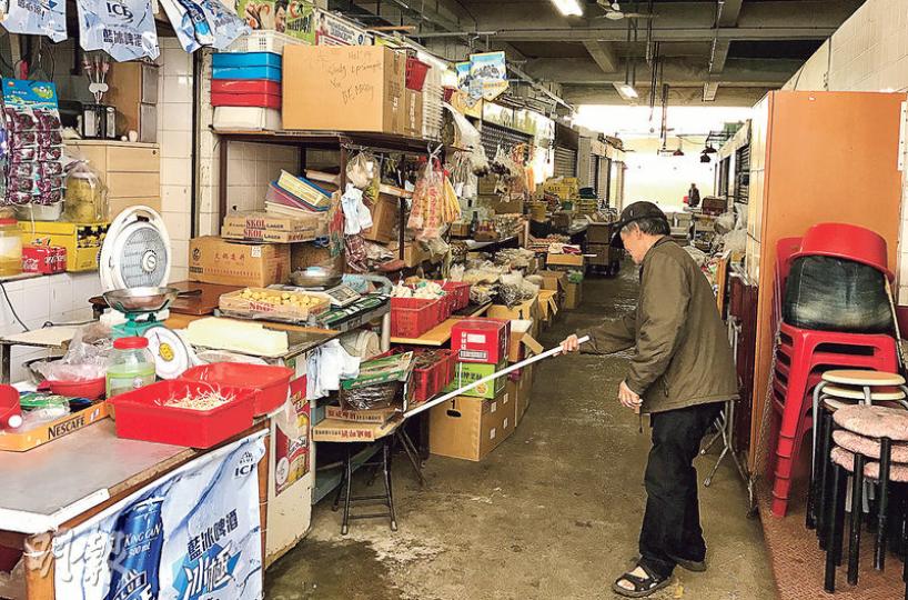 經營雜貨店的商戶林先生稱,過去一個月街市衛生變差,每日都發現有貨品被老鼠咬爛,又指老鼠「不怕人」,光天化日下即使有途人行經,亦會於店舖間奔走,開店時需手執長棍以備打鼠。(李詠珊攝) 經營雜貨店的商戶林先生稱,過去一個月街市衛生變差,每日都發現有貨品被老鼠咬爛,又指老鼠「不怕人」,光天化日下即使有途人行經,亦會於店舖間奔走,開店時需手執長棍以備打鼠。(李詠珊攝)