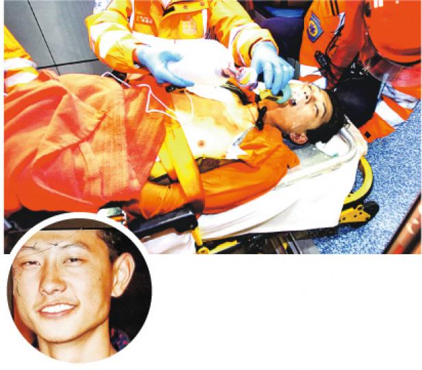 一度墮海失蹤的22歲尼泊爾裔工人Gurung Anel,由蛙人尋獲時已陷昏迷,送院證實不治。(伍浦鋒攝) 一度墮海失蹤的22歲尼泊爾裔工人Gurung Anel,由蛙人尋獲時已陷昏迷,送院證實不治。(伍浦鋒攝)