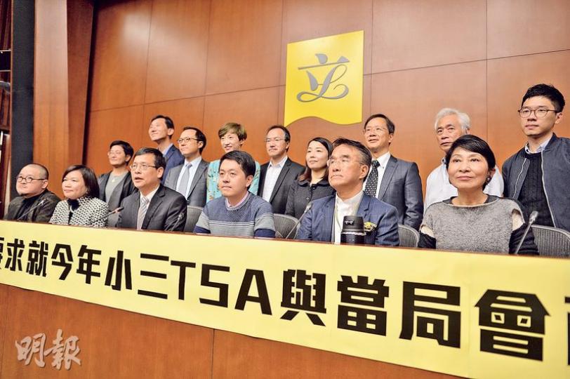 33名民主派和建制派立法會議員昨罕有發起跨黨派聯署,要求政府擱置今年5月復考的小三TSA,又或容許學校和家長自由參加,當中10多人(圖)昨召開記者會,包括經民聯梁美芬(前左二)及新民黨田北辰(前右二)。(蘇智鑫攝) 33名民主派和建制派立法會議員昨罕有發起跨黨派聯署,要求政府擱置今年5月復考的小三TSA,又或容許學校和家長自由參加,當中10多人(圖)昨召開記者會,包括經民聯梁美芬(前左二)及新民黨田北辰(前右二)。(蘇智鑫攝)