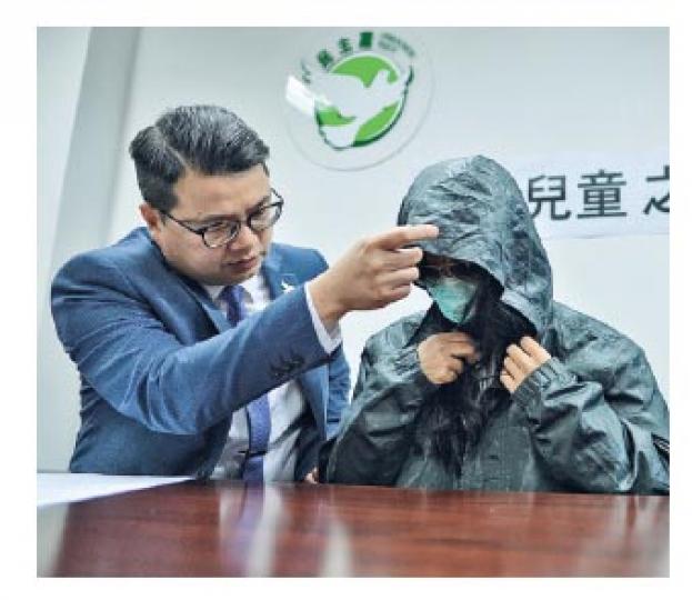 兒童之家發生性侵事件,立法會議員尹兆堅(左)昨日同受害女童的家屬(右)與涉事機構及社署代表會面。(蘇智鑫攝) 兒童之家發生性侵事件,立法會議員尹兆堅(左)昨日同受害女童的家屬(右)與涉事機構及社署代表會面。(蘇智鑫攝)