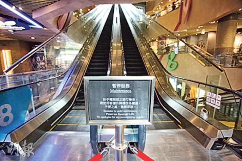 朗豪坊由4樓通往8樓的電梯上周六急速溜後造成18人受傷,至昨日仍封閉。圖中為朗豪坊另一條電梯,昨亦暫停使用,商場豎立告示指電梯正進行檢查。(伍浦鋒攝) 朗豪坊由4樓通往8樓的電梯上周六急速溜後造成18人受傷,至昨日仍封閉。圖中為朗豪坊另一條電梯,昨亦暫停使用,商場豎立告示指電梯正進行檢查。(伍浦鋒攝)