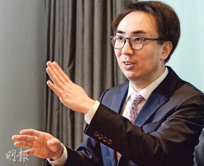 瑞銀亞洲股票衍生產品銷售部董事總經理于正人提醒投資者,要留意業績期上市公司會否派發特別股息,以及除淨日會否太近公布業績日等。企業業績發布期間,投資者除了關注企業的業務表現及營運數據外,股息多少亦是焦點所在。(劉焌陶攝) 瑞銀亞洲股票衍生產品銷售部董事總經理于正人提醒投資者,要留意業績期上市公司會否派發特別股息,以及除淨日會否太近公布業績日等。企業業績發布期間,投資者除了關注企業的業務表現及營運數據外,股息多少亦是焦點所在。(劉焌陶攝)