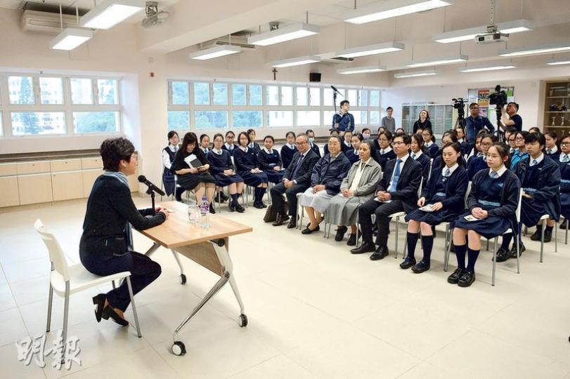 林鄭月娥(左)昨回到其小學至中七、就讀13年的母校嘉諾撒聖方濟各書院,與約50名師生分享,其間談到參選特首是因受到上帝感召,稱若以理性分析,自己未必想這樣做。(鍾林枝攝)林太離開母校後,步行到附近的囍帖街(利東街)一帶,又到一間日本手作曲奇店購買曲奇,送給現場傳媒,一度笑問記者為何後退不敢領取。(鍾林枝攝) 林鄭月娥(左)昨回到其小學至中七、就讀13年的母校嘉諾撒聖方濟各書院,與約50名師生分享,其間談到參選特首是因受到上帝感召,稱若以理性分析,自己未必想這樣做。(鍾林枝攝)林太離開母校後,步行到附近的囍帖街(利東街)一帶,又到一間日本手作曲奇店購買曲奇,送給現場傳媒,一度笑問記者為何後退不敢領取。(鍾林枝攝)
