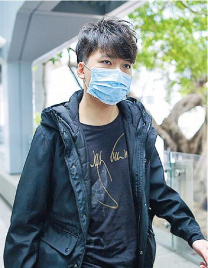 任職侍應的歐煜鈞(圖)早前承認刑事藐視法庭罪,他透過代表律師向法庭致歉,強調無意挑戰法庭權威,昨被判罰款1萬元及判囚1個月、緩刑1年。(蘇智鑫攝) 任職侍應的歐煜鈞(圖)早前承認刑事藐視法庭罪,他透過代表律師向法庭致歉,強調無意挑戰法庭權威,昨被判罰款1萬元及判囚1個月、緩刑1年。(蘇智鑫攝)