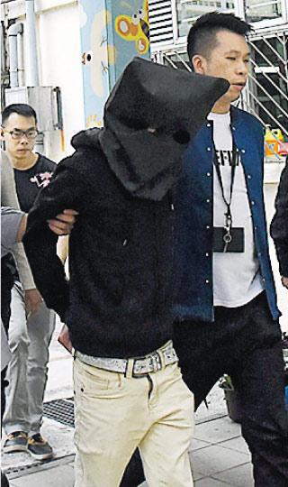 警方拘捕涉嫌持刀傷害一名少女的袁姓男子,將他蒙頭帶返警署調查。(林智傑攝) 警方拘捕涉嫌持刀傷害一名少女的袁姓男子,將他蒙頭帶返警署調查。(林智傑攝)
