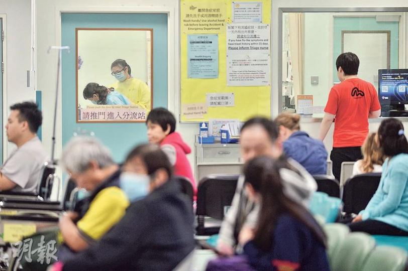 將軍澳醫院急症室大堂昨中午有近40人,當中有女病人9時半等待至下午近2時才獲醫生診治。(馮凱鍵攝) 將軍澳醫院急症室大堂昨中午有近40人,當中有女病人9時半等待至下午近2時才獲醫生診治。(馮凱鍵攝)