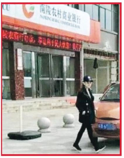 盛傳懷孕的方媛穿黑色長褸遮着腹部,表現低調。(微博圖片)方媛獨自在公安窗口辦理文件。(微博圖片) 盛傳懷孕的方媛穿黑色長褸遮着腹部,表現低調。(微博圖片)方媛獨自在公安窗口辦理文件。(微博圖片)