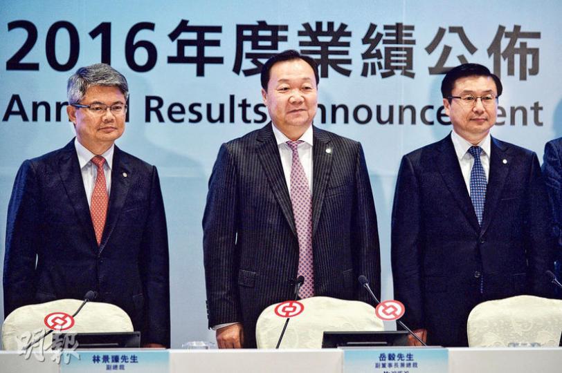 中銀香港副董事長兼總裁岳毅(中)稱,集團收購母行的越南與菲律賓資產正順利推進中,相信東南亞市場發展潛力龐大。旁為集團副總裁林景臻(左)及執行董事李久仲(右)。(蘇智鑫攝) 中銀香港副董事長兼總裁岳毅(中)稱,集團收購母行的越南與菲律賓資產正順利推進中,相信東南亞市場發展潛力龐大。旁為集團副總裁林景臻(左)及執行董事李久仲(右)。(蘇智鑫攝)