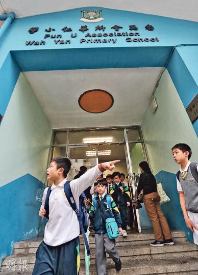 番禺會所華仁小學校長陳岡昨發通告,稱該校將探討轉制直資的可行性。(李紹昌攝) 番禺會所華仁小學校長陳岡昨發通告,稱該校將探討轉制直資的可行性。(李紹昌攝)