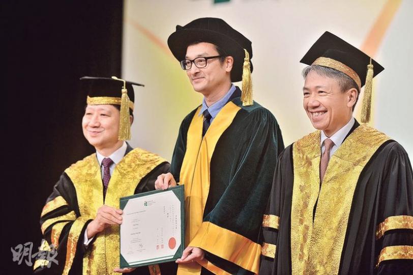 「陳校長免費補習天地」創辦人陳葒(中)昨從教大校董會主席彭耀佳(左)手上領取榮譽院士銜,以表揚其在教育上的貢獻。右為教大校長張仁良。(馮凱鍵攝) 「陳校長免費補習天地」創辦人陳葒(中)昨從教大校董會主席彭耀佳(左)手上領取榮譽院士銜,以表揚其在教育上的貢獻。右為教大校長張仁良。(馮凱鍵攝)