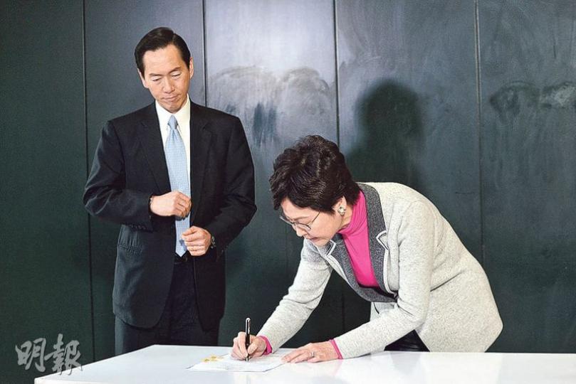 候任特首林鄭月娥(右)昨於將軍澳無綫電視城錄影節目前,公開簽署法定聲明,確認自己無政黨背景,並由陳智思(左)以太平紳士身分見證,惟事前未有通知傳媒相關安排。候任特首辦發言人解釋,考慮到林太昨日只有該項公開活動,故「順道進行這項簽署」。(楊柏賢攝) 候任特首林鄭月娥(右)昨於將軍澳無綫電視城錄影節目前,公開簽署法定聲明,確認自己無政黨背景,並由陳智思(左)以太平紳士身分見證,惟事前未有通知傳媒相關安排。候任特首辦發言人解釋,考慮到林太昨日只有該項公開活動,故「順道進行這項簽署」。(楊柏賢攝)