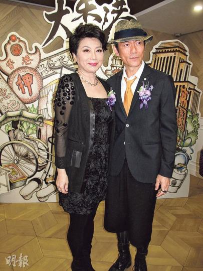 麥潔文昨日開個人畫展,老公江華愛相隨。(攝影/記者:柯美) 麥潔文昨日開個人畫展,老公江華愛相隨。(攝影/記者:柯美)