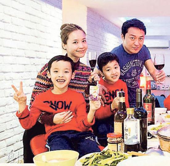 馬景濤與第二任太太吳佳尼育有兩子,過年時還一家人開心團年,想不到兩人離婚收場。(微博圖片) 馬景濤與第二任太太吳佳尼育有兩子,過年時還一家人開心團年,想不到兩人離婚收場。(微博圖片)