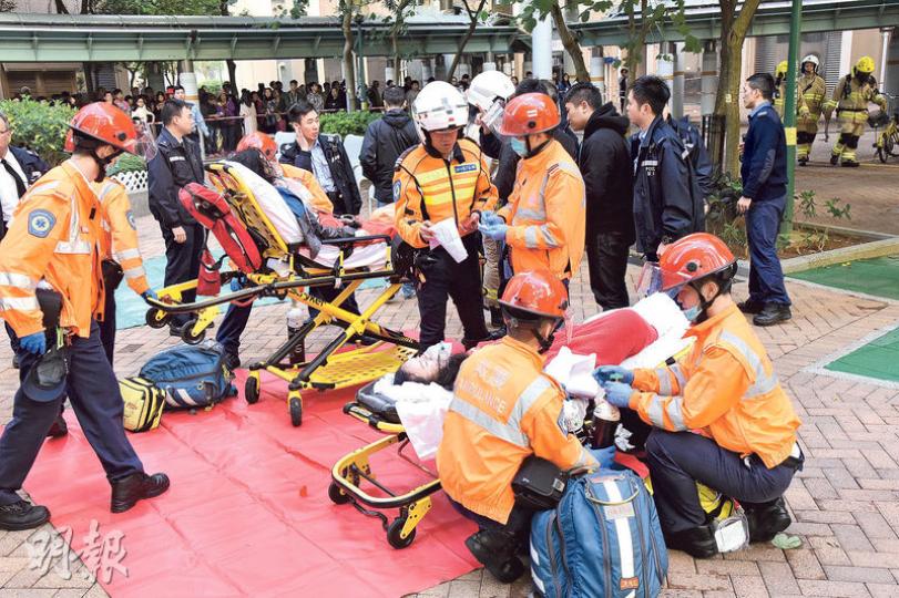 火警共造成12人燒傷及吸入濃煙受傷，分別由救護車送院治理，逾百居民需要緊急疏散（圖後方）；截至昨晚深夜，仍有11歲及13歲姊妹危殆，其餘10人情况穩定。（蔡方山攝）