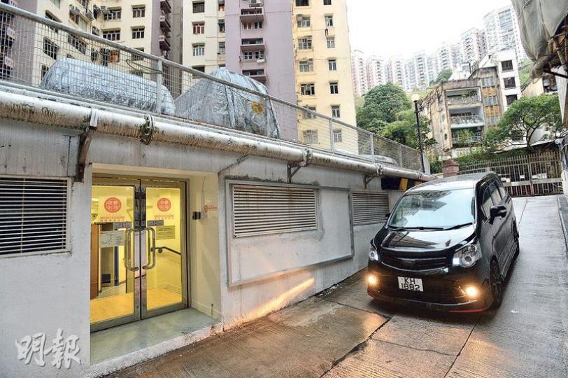港島蒙特梭利國際幼稚園正向教育局申請於北角百福花園的商業單位開辦。居民指出，屋苑人車共用路面，且斜坡及彎位處處，環境不宜辦幼稚園，擔心幼童易被車撞。校方則認為屋苑內車速不高，車流不多，並已規劃路線，屆時籲家長繞邊而行，亦會派人協調交通，確保學童安全。圖為擬辦幼稚園單位的其中一個出入口。（楊柏賢攝）