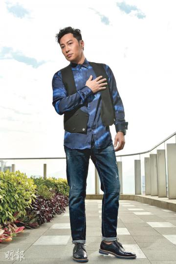譚耀文拍戲為主,很多人忘記了他其實經新秀歌唱比賽入行,而且奪得冠軍。(攝影:孫華中)譚耀文在《風雲5D》中扮演無名,多年沒在香港唱歌的他,終於再次踏上舞台。(攝影:孫華中)《風雲5D》中,謝天華(左)扮演聶風,鄭嘉穎(右)則飾演步驚雲。(攝影:孫華中) 譚耀文拍戲為主,很多人忘記了他其實經新秀歌唱比賽入行,而且奪得冠軍。(攝影:孫華中)譚耀文在《風雲5D》中扮演無名,多年沒在香港唱歌的他,終於再次踏上舞台。(攝影:孫華中)《風雲5D》中,謝天華(左)扮演聶風,鄭嘉穎(右)則飾演步驚雲。(攝影:孫華中)