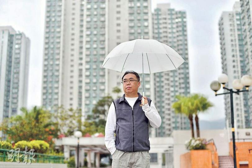訪問當日,陰雲密佈,下着毛毛細雨,彷彿與現時的電視業前景呼應。收音師曾憲國(圖)迎接過1980年代無綫電視的風光、經歷過去年亞視的黯然「熄機」,至今要面對有線電視的危局,他撐起一把傘,坦然應對面前的風風雨雨。(馮凱鍵攝) 訪問當日,陰雲密佈,下着毛毛細雨,彷彿與現時的電視業前景呼應。收音師曾憲國(圖)迎接過1980年代無綫電視的風光、經歷過去年亞視的黯然「熄機」,至今要面對有線電視的危局,他撐起一把傘,坦然應對面前的風風雨雨。(馮凱鍵攝)