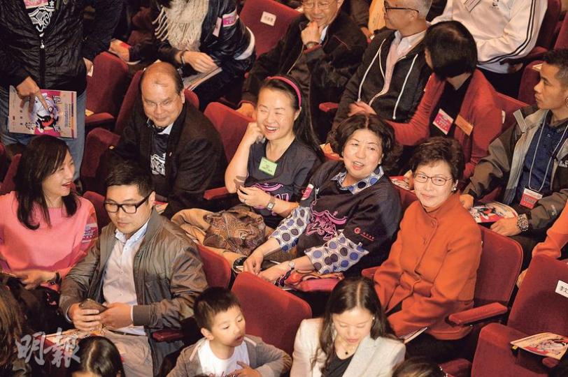 候任特首林鄭月娥(中排右一)與現任政務司長張建宗(中排左一)昨晚同場出席協青街舞劇活動。張昨午出席另一活動時被問到,林太曾否邀請他留任及見面時,他不置可否但再次表明「如果有機會的話,我是很樂意繼續服務社會,在這階段我真的沒有補充,大家要多給點耐性等一等」。(蘇智鑫攝) 候任特首林鄭月娥(中排右一)與現任政務司長張建宗(中排左一)昨晚同場出席協青街舞劇活動。張昨午出席另一活動時被問到,林太曾否邀請他留任及見面時,他不置可否但再次表明「如果有機會的話,我是很樂意繼續服務社會,在這階段我真的沒有補充,大家要多給點耐性等一等」。(蘇智鑫攝)